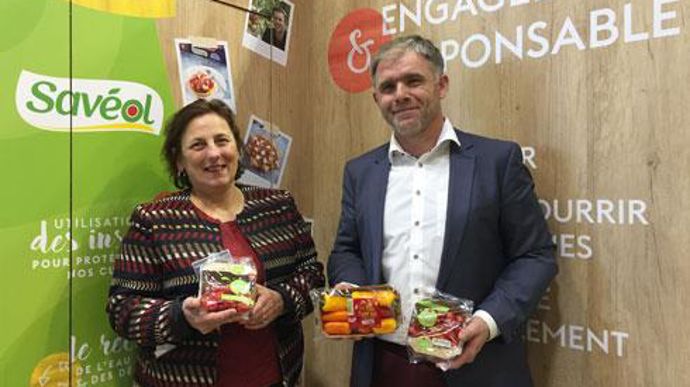 Hélène Guido-Halphen, directrice générale, et Pierre-Yves Jestin, président de la coopérative maraî­chè­re Savéol, ont présenté au Sia les tomates commercialisées avec le label « cultivées sans pesticides ». © H. LAURANDEL Hélène Guido-Halphen, directrice générale, et Pierre-Yves Jestin, président de la coopérative maraî­chè­re Savéol, ont présenté au Sia les tomates commercialisées avec le label « cultivées sans pesticides ». © H. LAURANDEL