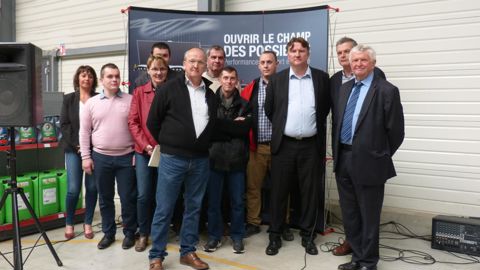 De droite à gauche, André Salomé, président de la Communauté de communes de l'est de la Somme, Luc Vermersch, vice-président de Noriap et Xavier Beaufort, directeur de Somat, aux côtés d'une partie de l'équipe Somat. De droite à gauche, André Salomé, président de la Communauté de communes de l'est de la Somme, Luc Vermersch, vice-président de Noriap et Xavier Beaufort, directeur de Somat, aux côtés d'une partie de l'équipe Somat.