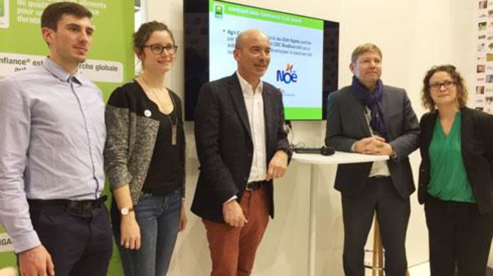 Lors de la conférence au Sia, l'équipe d'Agri Confiance, autour de Pauline Lavoisy de l'association Noé (2e à g.) : Yohan Smaghue, responsable qualité, Christophe Grison, président, Philippe Sommer­, DG et Sarah Slous, responsable développement et animation. © H. LAURANDEL 