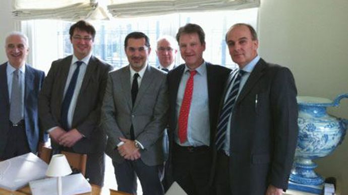 Au centre Xavier Astolfi (2e à gauche), directeur général adjoint de Cristal Union, Marco Astorri, président de la société italienne Bio-on SpA et Alain Commissaire, directeur général de Cristal Union, lors de la signature de leur accord, le 20 juillet dernier. Au centre Xavier Astolfi (2e à gauche), directeur général adjoint de Cristal Union, Marco Astorri, président de la société italienne Bio-on SpA et Alain Commissaire, directeur général de Cristal Union, lors de la signature de leur accord,