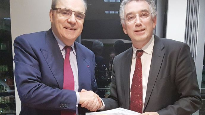       Jean-Louis Chaussade, DG de Suez, et Jean-Philippe Puig, DG du groupe Avril.
