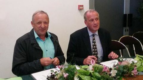 Georges Galardon (à gauche), président adjoint de Coop de France Ouest, et Philippe de Guénin, directeur de la Draaf Bretagne, ont signé une convention visant à renforcer les relations entre l'enseignement agricole et les coopératives agricoles. Georges Galardon (à gauche), président adjoint de Coop de France Ouest, et Philippe de Guénin, directeur de la Draaf Bretagne, ont signé une convention visant à renforcer les relations entre l'enseignement agricole et les coopératives agricoles.
