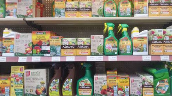 En rapportant leurs produits, les particuliers obtiennent un bon d'achat de 5 euros sur des produits bio ou naturels, comme ici à Vernouillet (Eure-et-Loir). En rapportant leurs produits, les particuliers obtiennent un bon d'achat de 5 euros sur des produits bio ou naturels, comme ici à Vernouillet (Eure-et-Loir).