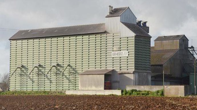 Axéréal a choisi de céder trois de ses silos et trois silos d'Agri-négoce, dont celui d'Averdon (en photo), aux Etablissements Leplâtre. © A. RICHARD Axéréal a choisi de céder trois de ses silos et trois silos d'Agri-négoce, dont celui d'Averdon (en photo), aux Etablissements Leplâtre. © A. RICHARD