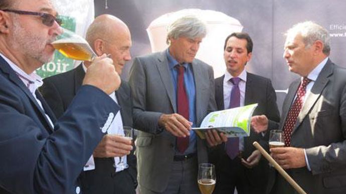 Au centre, Stéphane Le Foll, Matthieu Luthier, responsable développement et communication du groupe Comptoir agricole, François Loos, président des Brasseurs de France, lors de la dégustation. © Anny HAEFFELE  Au centre, Stéphane Le Foll, Matthieu Luthier, responsable développement et communication du groupe Comptoir agricole, François Loos, président des Brasseurs de France, lors de la dégustation. © Anny HAEFFELE 