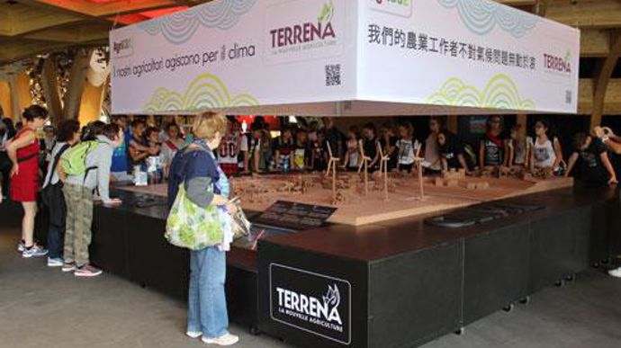 Les visiteurs de l'Expo Milan 2015 découvrent le programme Agri CO2 qui encourage les adhérents de Terrena à réduire leurs émissions de gaz à effet de serre par la mise en place de nouvelles pratiques, à choisir parmi sept actions techniques. Les visiteurs de l'Expo Milan 2015 découvrent le programme Agri CO2 qui encourage les adhérents de Terrena à réduire leurs émissions de gaz à effet de serre par la mise en place de nouvelles pratiques, à choisir parmi sept actions techniques.