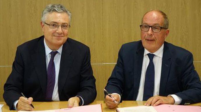 Philippe Mangin (à droite), président de Coop de France et Jacques Creyssel, délégué général de la FCD, signent l'accord-cadre rapprochant les deux organisations dans un même objectif d'améliorer les relations et les conditions de vie des acteurs de part et d'autre. Philippe Mangin (à droite), président de Coop de France et Jacques Creyssel, délégué général de la FCD, signent l'accord-cadre rapprochant les deux organisations dans un même objectif d'améliorer les relations et les conditions de vi