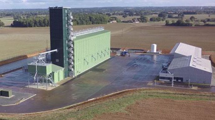 Le site d'Ambrault est le reflet de la politique d'Axéréal. La coopérative a fermé quatre petits silos obsolètes pour en ouvrir un de 11 500 tonnes de capacité de stockage, avec une gamme d'intrants, de fertilisants et d'agrofournitures nettement élargie. Le site d'Ambrault est le reflet de la politique d'Axéréal. La coopérative a fermé quatre petits silos obsolètes pour en ouvrir un de 11 500 tonnes de capacité de stockage, avec une gamme d'intrants, de fertilisants et d'agrofournitures netteme
