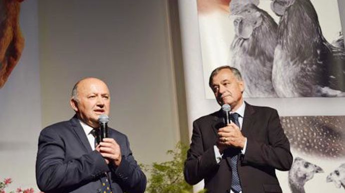 « Les éleveurs de Loué investissent entre 8 et 12 millions d'euros par an », ont indiqué les dirigeants de la Cafel, Alain Allinant, président (à gauche) et Yves de la Fouchardière, directeur. © A. MABIRE « Les éleveurs de Loué investissent entre 8 et 12 millions d'euros par an », ont indiqué les dirigeants de la Cafel, Alain Allinant, président (à gauche) et Yves de la Fouchardière, directeur. © A. MABIRE