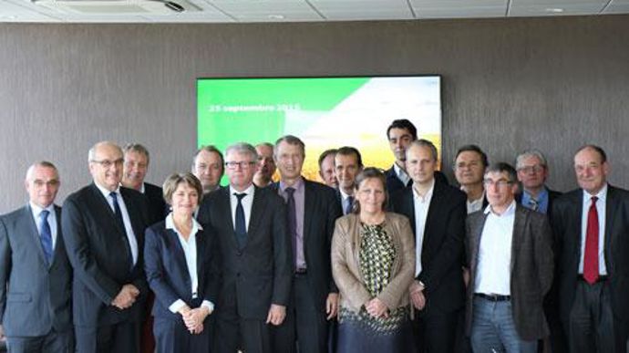 Les représentants d'Axéréal et du CER France lors de la signature du partenariat pour l'échange des données comptables. A terme, plus de 80 000 factures seront concernées annuellement. Les représentants d'Axéréal et du CER France lors de la signature du partenariat pour l'échange des données comptables. A terme, plus de 80 000 factures seront concernées annuellement.