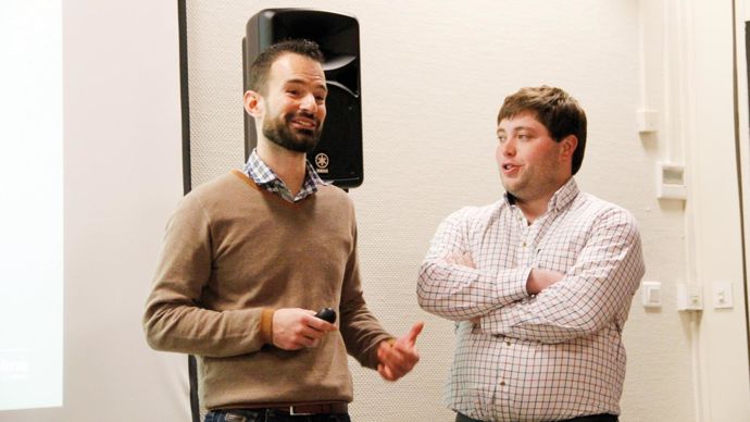       Florent Babin, de la Scael (à g.), a détaillé les bénéfices des solutions numériques en compagnie d'Aymeric Perot, agriculteur adhérent.
L. PETIT