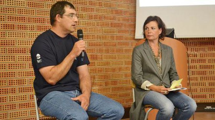 Lionel Autipout, adhérent de Val de Gascogne, projette de se lancer dans l'élevage ovin, pour compléter ses cultures céréalières et son élevage bovin. Il est accompagné par Fabienne Gilot, responsable élevage ovin de la coop. © F. JACQUEMOUD Lionel Autipout, adhérent de Val de Gascogne, projette de se lancer dans l'élevage ovin, pour compléter ses cultures céréalières et son élevage bovin. Il est accompagné par Fabienne Gilot, responsable élevage ovin de la coop. © F. JACQUEMOUD