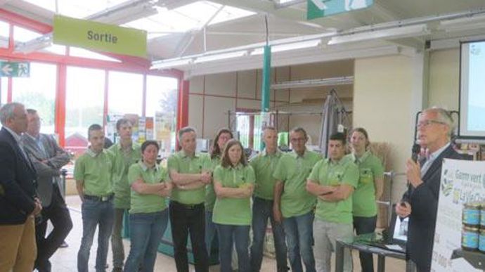 A droite, Xavier Cuisset, responsable de Nati vert avec le personnel du Gamm vert cédé par la coop AgroPithiviers, présidée par Benoît Ferrière (à gauche). A droite, Xavier Cuisset, responsable de Nati vert avec le personnel du Gamm vert cédé par la coop AgroPithiviers, présidée par Benoît Ferrière (à gauche).