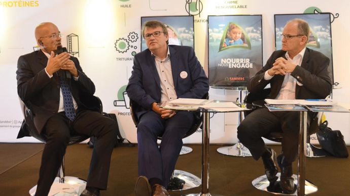 Alex Joannis, directeur de Fleury Michon Charcuterie, Eric Philippe, DGA d'Avril en charge du pôle animal, et Bernard Mahé, DG de Sanders, s'engagent à valoriser 100 000 porcs par an.Y. BOLOH