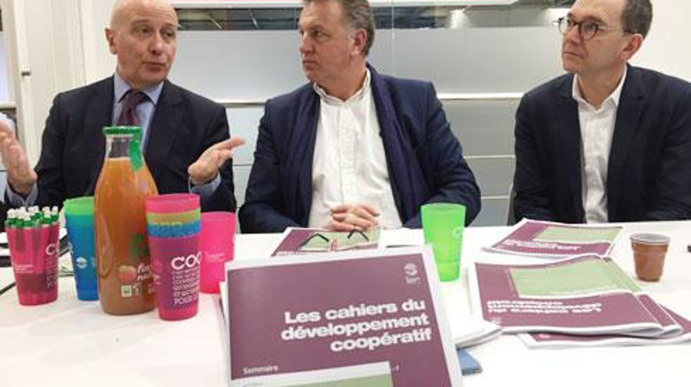 Jean-Louis Bancel (à g.), président de Coop FR, en compagnie d'Olivier de Bohan, 1er vice-président de Coop de France, et Jérôme Calleau, président de l'ICA, pour la présentation du numéro des Cahiers du développement coopératif consacré à la gouvernance. © H. LAURANDEL Jean-Louis Bancel (à g.), président de Coop FR, en compagnie d'Olivier de Bohan, 1er vice-président de Coop de France, et Jérôme Calleau, président de l'ICA, pour la présentation du numéro des Cahiers du développement coopératif 