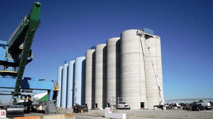 A Fos-sur-Mer, Cérévia vient de doubler la capacité de son silo vertical. Elle dispose désormais de seize cellules en béton et d'un stockage à plat pour l'engrais. A Fos-sur-Mer, Cérévia vient de doubler la capacité de son silo vertical. Elle dispose désormais de seize cellules en béton et d'un stockage à plat pour l'engrais.