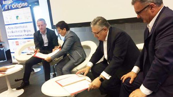 Yvan Otschapowski, président de la FCD Nouvelle Aquitaine, Yvette Thomas, présidente de Coop de France Nouvelle Aquitaine, Jacques Creyssel, délégué général de la FCD et Michel Prugue, président de Coop de France, lors de la signature. © FCD Yvan Otschapowski, président de la FCD Nouvelle Aquitaine, Yvette Thomas, présidente de Coop de France Nouvelle Aquitaine, Jacques Creyssel, délégué général de la FCD et Michel Prugue, président de Coop de France, lors de la signature. © FCD