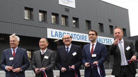 La laiterie a investi 7 M€ dans un nouveau laboratoire inauguré le 1er mars en présence de Vianney de Challus, président de la CCI de Normandie (à g.), Fei Luo, directeur général de H&H Biostime, Daniel Delahaye, DG d'Isigny Ste-Mère, Vincent Ferrier, le sous-préfet de Bayeux, et Arnaud Fossey, président de la coopérative. © A. DUFUMIER