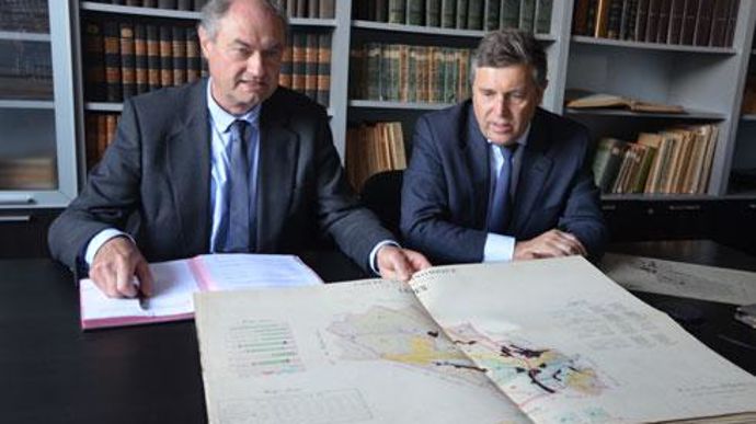 Philippe Voyet, président de la Scael et Albéric de Montgolfier, président du conseil départemental, ont signé le 29 mai, une convention pour que les archives de la Scael soient conservées aux archives départementales. © A. RICHARD Philippe Voyet, président de la Scael et Albéric de Montgolfier, président du conseil départemental, ont signé le 29 mai, une convention pour que les archives de la Scael soient conservées aux archives départementales. © A. RICHARD