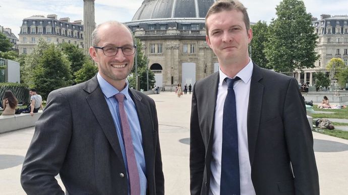 Coup de jeune Antoine Pissier (à gauche), 45 ans, gérant d'un négoce de céréales en Loir-et-Cher, et Damien Mathon, 39 ans, ancien délégué général du Syndicat des énergies renouvelables, représentent la nouvelle voix de la FNA : « Nous ferons tout pour rester libres de travailler dans l'économie d'aujourd'hui, avec les mêmes charges et les mêmes contraintes pour toutes les entreprises. »FNA