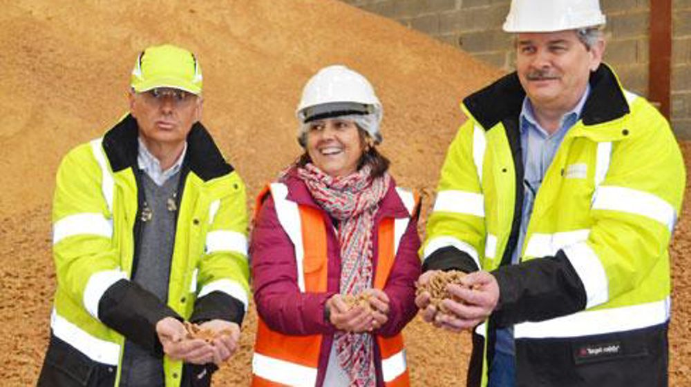 Philippe Jousset, responsable production de l'usine Sojalim, Françoise Labalette, en charge du pôle amont de Terre Univia, et Michel Vernet, président de Sojalim, ont ouvert les portes de l'usine de trituration de soja de Vic-en-Bigorre, le 14 mars. © F. JACQUEMOUD Philippe Jousset, responsable production de l'usine Sojalim, Françoise Labalette, en charge du pôle amont de Terre Univia, et Michel Vernet, président de Sojalim, ont ouvert les portes de l'usine de trituration de soja de Vic-en-Bigor Philippe Jousset, responsable production de l'usine Sojalim, Françoise Labalette, en charge du pôle amont de Terre Univia, et Michel Vernet, président de Sojalim, ont ouvert les portes de l'usine de trituration de soja de Vic-en-Bigorre, le 14 mars. © F. JACQUEMOUD Philippe Jousset, responsable production de l'usine Sojalim, Françoise Labalette, en charge du pôle amont de Terre Univia, et Michel Vernet, président de Sojalim, ont ouvert les portes de l'usine de trituration de soja de Vic-en-Bigor