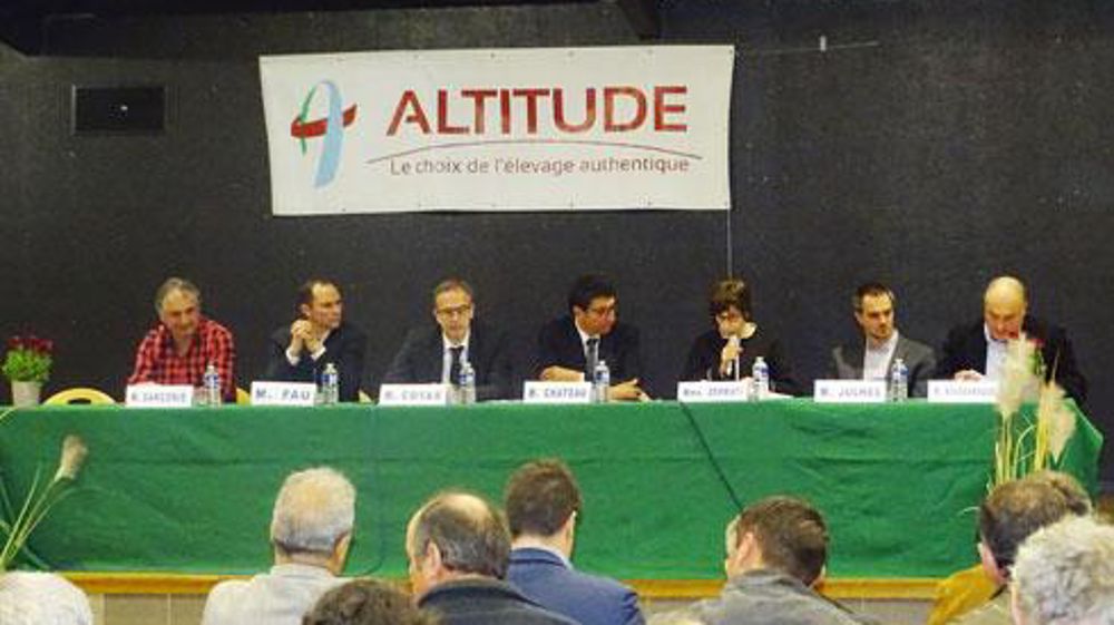 L'assemblée générale a été l'occasion de présenter le nouveau directeur général de la structure aux adhérents, Stéphane Coyas (3e à partir de la gauche), arrivé à son poste début mars en remplacement d'Olivier Voisin. L'assemblée générale a été l'occasion de présenter le nouveau directeur général de la structure aux adhérents, Stéphane Coyas (3e à partir de la gauche), arrivé à son poste début mars en remplacement d'Olivier Voisin. L'assemblée générale a été l'occasion de présenter le nouveau directeur général de la structure aux adhérents, Stéphane Coyas (3e à partir de la gauche), arrivé à son poste début mars en remplacement d'Olivier Voisin. L'assemblée générale a été l'occasion de présenter le nouveau directeur général de la structure aux adhérents, Stéphane Coyas (3e à partir de la gauche), arrivé à son poste début mars en remplacement d'Olivier Voisin.