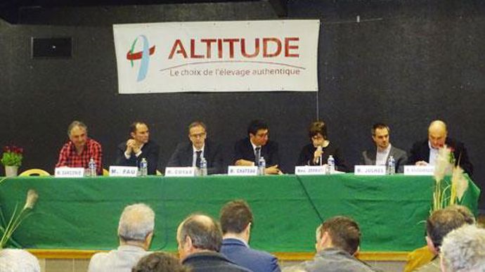 L'assemblée générale a été l'occasion de présenter le nouveau directeur général de la structure aux adhérents, Stéphane Coyas (3e à partir de la gauche), arrivé à son poste début mars en remplacement d'Olivier Voisin. L'assemblée générale a été l'occasion de présenter le nouveau directeur général de la structure aux adhérents, Stéphane Coyas (3e à partir de la gauche), arrivé à son poste début mars en remplacement d'Olivier Voisin.