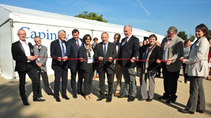 Au centre, Georges Galardon, président de Triskalia, lors de la coupure du ruban avec à ses côtés, Jean-Luc Hardy, directeur de Capinov, et tout à droite, Odile Carel, responsable du laboratoire agronomie-environnement de Capinov. Au centre, Georges Galardon, président de Triskalia, lors de la coupure du ruban avec à ses côtés, Jean-Luc Hardy, directeur de Capinov, et tout à droite, Odile Carel, responsable du laboratoire agronomie-environnement de Capinov.