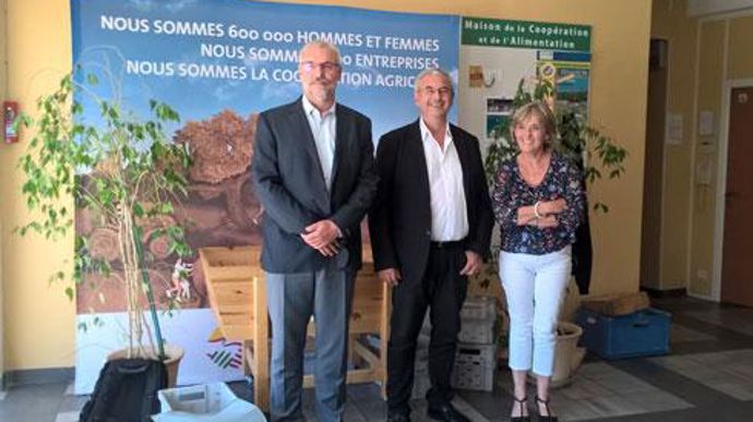 Boris Calmette et Jean-Pierre Arcoutel, coprésidents de la confédération Coop de France Occitanie­, et Catherine Bacquié, codirectrice, ont présenté leur feuille de route à la presse, le 1er juin dans leurs locaux d'Auzeville-Tolosane (Haute-Garonne). Boris Calmette et Jean-Pierre Arcoutel, coprésidents de la confédération Coop de France Occitanie­, et Catherine Bacquié, codirectrice, ont présenté leur feuille de route à la presse, le 1er juin dans leurs locaux d'Auzeville-Tolosane (Haute-Garonn