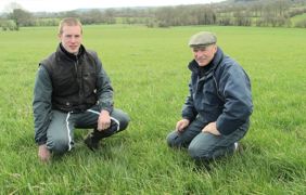 Benoît et Patrick Delahaye ont prolongé le pâturage jusqu'à la mi-décembre pour profiter de l'automne clément. Il a permis un bon démarrage des prairies au printemps. Benoît et Patrick Delahaye ont prolongé le pâturage jusqu'à la mi-décembre pour profiter de l'automne clément. Il a permis un bon démarrage des prairies au printemps.