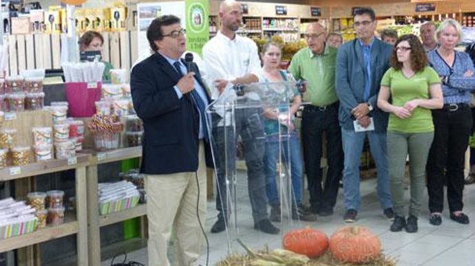 Jacques de Villeneuve, vice-président de Noriap lors de l'inauguration du rayon : « Pour les producteurs, ce nouveau débouché apporte une valorisation de proximité de leurs productions et un contact privilégié avec la clientèle. » Jacques de Villeneuve, vice-président de Noriap lors de l'inauguration du rayon : « Pour les producteurs, ce nouveau débouché apporte une valorisation de proximité de leurs productions et un contact privilégié avec la clientèle. »