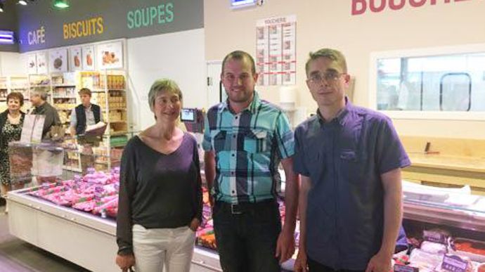 Deux producteurs qui approvisionnent les deux magasins Prise Direct' entourant Jérémy Ghestem, responsable Approvisionnement produits frais de la coopérative Unéal, lors de l'inauguration du magasin de Lens. Deux producteurs qui approvisionnent les deux magasins Prise Direct' entourant Jérémy Ghestem, responsable Approvisionnement produits frais de la coopérative Unéal, lors de l'inauguration du magasin de Lens.