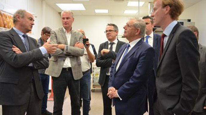 Dans le laboratoire d'analyses de panification, Philippe Voyet, le président de la Scael, a expliqué à Jacques Mézard, ministre de l'Agriculture, le travail de la coopérative pour exporter des blés de qualité. © A. RICHARD Dans le laboratoire d'analyses de panification, Philippe Voyet, le président de la Scael, a expliqué à Jacques Mézard, ministre de l'Agriculture, le travail de la coopérative pour exporter des blés de qualité. © A. RICHARD
