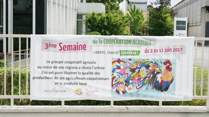 Plusieurs banderoles illustrées d'une oeuvre intitulée Cocorico de l'artiste Céz Art, ont été affichées sur des lieux de passage fréquentés, comme ici le site de Reims, siège social d'Acolyance. Plusieurs banderoles illustrées d'une oeuvre intitulée Cocorico de l'artiste Céz Art, ont été affichées sur des lieux de passage fréquentés, comme ici le site de Reims, siège social d'Acolyance.