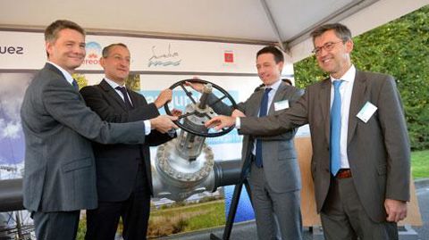 « La proximité́ et la complémentarité de nos deux sites est un exemple concret d'économie circulaire à l'échelle d'un territoire », s'est félicité Yves Belegaud, directeur Europe de Tereos (à droite), le 2 octobre, lors de l'inauguration du réseau de vapeur. © TDR « La proximité́ et la complémentarité de nos deux sites est un exemple concret d'économie circulaire à l'échelle d'un territoire », s'est félicité Yves Belegaud, directeur Europe de Tereos (à droite), le 2 octobre, lors de l'inaugurati « La proximité́ et la complémentarité de nos deux sites est un exemple concret d'économie circulaire à l'échelle d'un territoire », s'est félicité Yves Belegaud, directeur Europe de Tereos (à droite), le 2 octobre, lors de l'inauguration du réseau de vapeur. © TDR « La proximité́ et la complémentarité de nos deux sites est un exemple concret d'économie circulaire à l'échelle d'un territoire », s'est félicité Yves Belegaud, directeur Europe de Tereos (à droite), le 2 octobre, lors de l'inaugurati