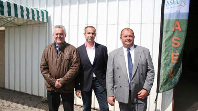 Olivier Bidaut (à droite) a donné le coup d'envoi à la ferme pilote d'Asel, en présence de Jean-Marie Fontaine, gérant de l'EARL d'Allemagne, au centre, et de Frédéric Carré, président de la Fédération du commerce agricole et agroalimentaire (FC2A). © B. CAILLIEZ Olivier Bidaut (à droite) a donné le coup d'envoi à la ferme pilote d'Asel, en présence de Jean-Marie Fontaine, gérant de l'EARL d'Allemagne, au centre, et de Frédéric Carré, président de la Fédération du commerce agricole et agroalimen