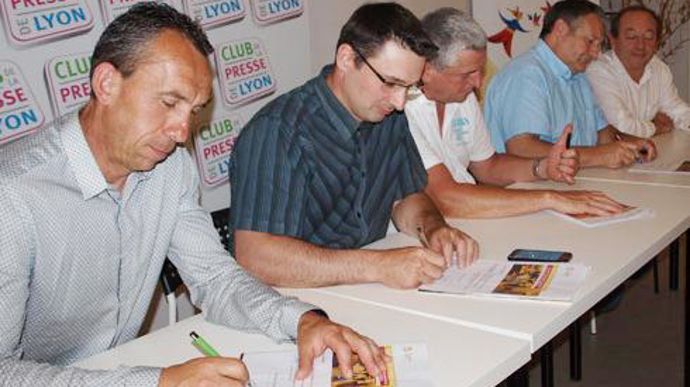 Christophe Chavot, président d'Eurea, Sébastien Courtois, administrateur Sodiaal, Jean-François Julian, administrateur de l'Union des vignerons des Côtes du Rhône, Philippe Dumas, président Sicarev, et Gérard Rodange, président de Coop de France Auvergne-Rhône-Alpes. Christophe Chavot, président d'Eurea, Sébastien Courtois, administrateur Sodiaal, Jean-François Julian, administrateur de l'Union des vignerons des Côtes du Rhône, Philippe Dumas, président Sicarev, et Gérard Rodange, président de C
