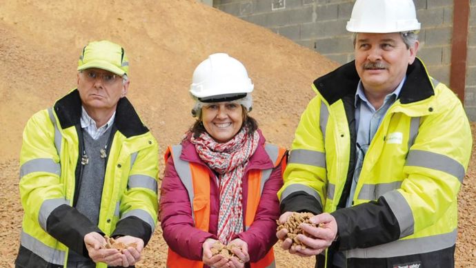       Philippe Jousset, responsable production de l'usine, Françoise Labalette, en charge du pôle amont de Terre Univia, et Michel Vernet, président de Sojalim, se félicitent du bon démarrage de la filière.
F. JACQUEMOUD