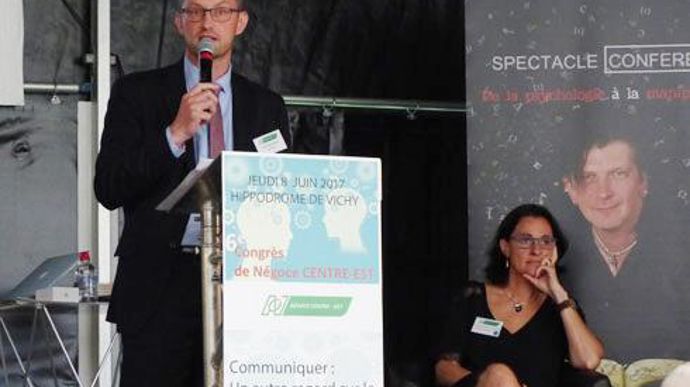 Le président de la FNA, Antoine Pissier, a fait sa première apparition officielle, lors du 6e congrès de Négoce Centre-Est, dont Delphine Paul-Dauphin est la déléguée générale. © R. FOURREAUX Le président de la FNA, Antoine Pissier, a fait sa première apparition officielle, lors du 6e congrès de Négoce Centre-Est, dont Delphine Paul-Dauphin est la déléguée générale. © R. FOURREAUX