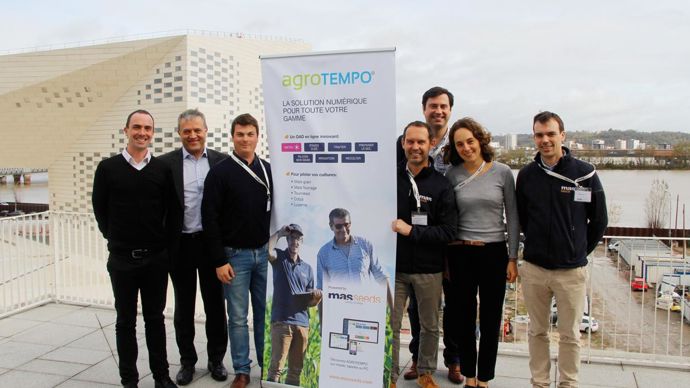       « C'est la première fois que nous organisons une journée de ce type, réunissant Mas Seeds, le pôle végétal de Maïsadour et les clients », s'est félicité François Harambat (4e à dr.), directeur marketing stratégique de Mas Seeds.
L. PETIT