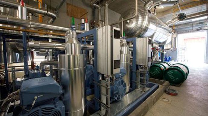 Sur le site Euralis d'Yffiniac, un nouveau système a été installé, à la fois pour refroidir l'air, récupérer la chaleur et produire de l'eau chaude. © Euralis Sur le site Euralis d'Yffiniac, un nouveau système a été installé, à la fois pour refroidir l'air, récupérer la chaleur et produire de l'eau chaude. © Euralis