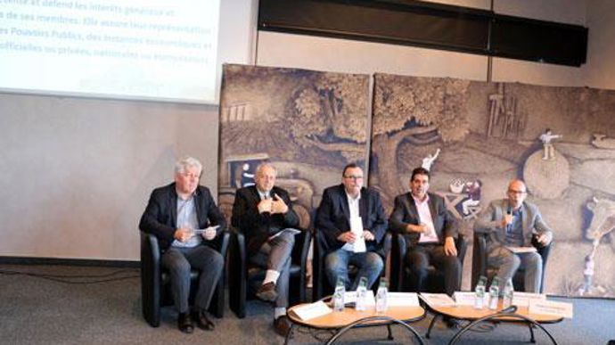 La table ronde a réuni Yves Bioulac, directeur d'Unicor, Luc Mary, directeur de la Sicaba, Jean-Philippe Gazeau, responsable régional du groupe Elior, Félix Puechal, directeur de la branche produits carnés au groupe Altitude et Mathieu Pecqueur, directeur agriculture et qualité à la FCD. © M. ROQUE MARMEYS La table ronde a réuni Yves Bioulac, directeur d'Unicor, Luc Mary, directeur de la Sicaba, Jean-Philippe Gazeau, responsable régional du groupe Elior, Félix Puechal, directeur de la branche pr