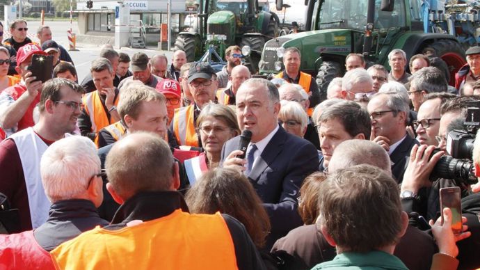 « Si Saint Louis Sucre ne revient pas aux discussions, cela va lui coûter très cher ! » Didier Guillaume, ministre de l'Agriculture, a brandi cette menace fiscale contre le groupe allemand Südzucker, le 27 mars, devant les planteurs et salariés réunis à Cagny. Il a ensuite participé à une réunion de travail avec eux.A. DUFUMIER