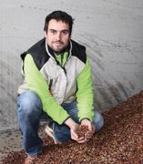 Sébastien Schwab estime que le toastage des graines de protéagineux relève le niveau de production de 2 à 3 l par jour et par vache.© D.L. Sébastien Schwab estime que le toastage des graines de protéagineux relève le niveau de production de 2 à 3 l par jour et par vache.© D.L.
