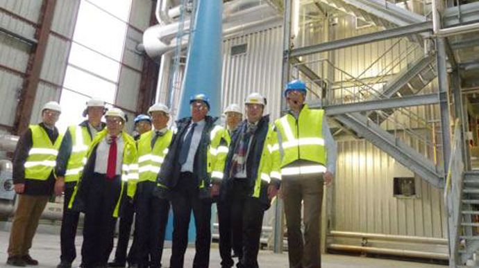 Olivier de Bohan, président de Cristal Union (au centre) et François Berne, directeur du site de Corbeilles (à droite), devant la nouvelle chaudière à gaz. © R. FOURREAUX Olivier de Bohan, président de Cristal Union (au centre) et François Berne, directeur du site de Corbeilles (à droite), devant la nouvelle chaudière à gaz. © R. FOURREAUX