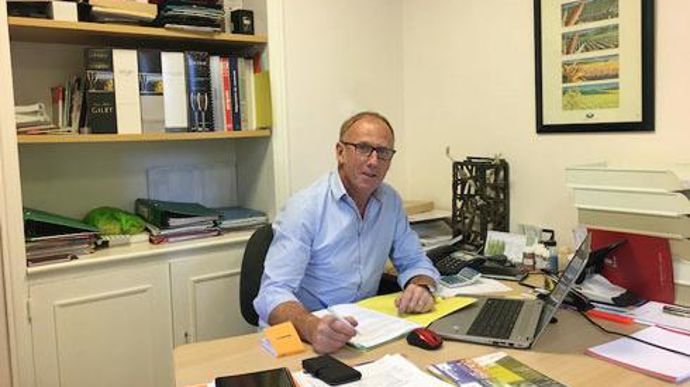 Pascal Cron, ancien directeur des Ets Boucheron, reprend les rênes des Ets Bodin situés à Beaumont-la-Ronce, en Indre-et-Loire. Pascal Cron, ancien directeur des Ets Boucheron, reprend les rênes des Ets Bodin situés à Beaumont-la-Ronce, en Indre-et-Loire.