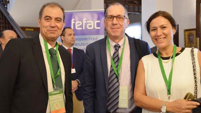 Jean-Michel Boussit (au centre) est également président d'Eurofac, qui regroupe les syndicats de la nutrition animale française et les représente au niveau européen, comme ici à Cordoue (aux côtés de représentants des fab portugais), lors de l'AG de la Fefac. © Y. BOLOH Jean-Michel Boussit (au centre) est également président d'Eurofac, qui regroupe les syndicats de la nutrition animale française et les représente au niveau européen, comme ici à Cordoue (aux côtés de représentants des fab portuga