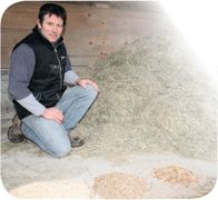 Denis Tranchant devant les différents composants de la ration qu'il prépare.PHOTOS A.B. Denis Tranchant devant les différents composants de la ration qu'il prépare.PHOTOS A.B.