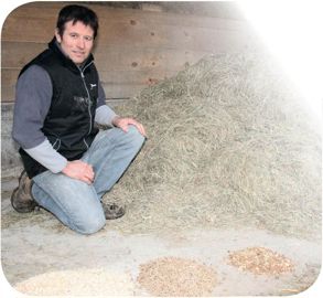 Denis Tranchant devant les différents composants de la ration qu'il prépare.PHOTOS A.B. Denis Tranchant devant les différents composants de la ration qu'il prépare.PHOTOS A.B.