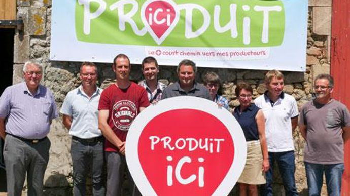 Un groupe de producteurs, lors du lancement du site web Produit Ici du groupe Cavac avec, à gauche, Jean-Marie Gabillaud, vice-président de la coopérative et Christophe Ménoret, responsable développement ventes en circuit court et Terre de Viande.  Un groupe de producteurs, lors du lancement du site web Produit Ici du groupe Cavac avec, à gauche, Jean-Marie Gabillaud, vice-président de la coopérative et Christophe Ménoret, responsable développement ventes en circuit court et Terre de Viande. 